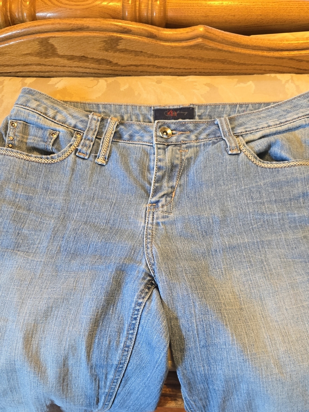 Light Wash Cropped Calf Jeans — Women's